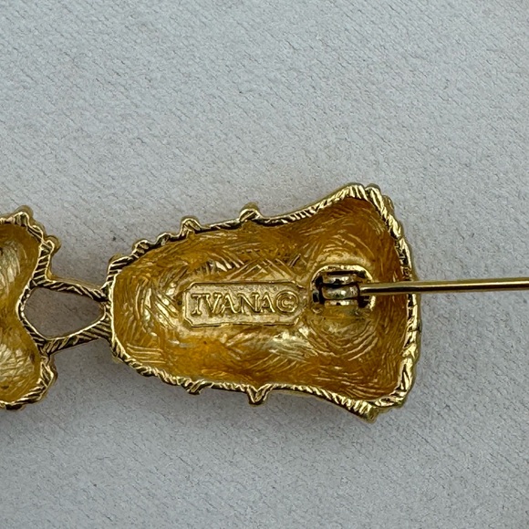 Vintage IVANA Trump Gold Tone Double Tassel Knot Brooch Signed Rare Pin - Picture 5 of 5